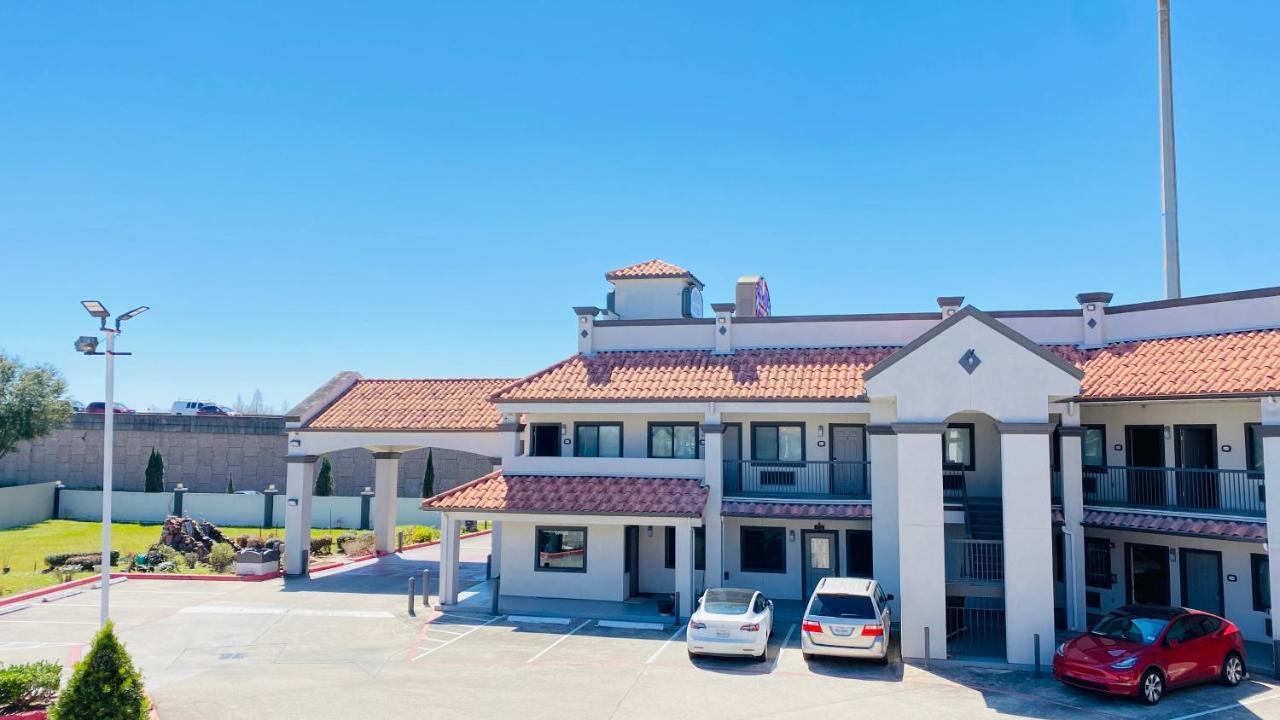 Island Suites Hobby Airport Хьюстон Экстерьер фото