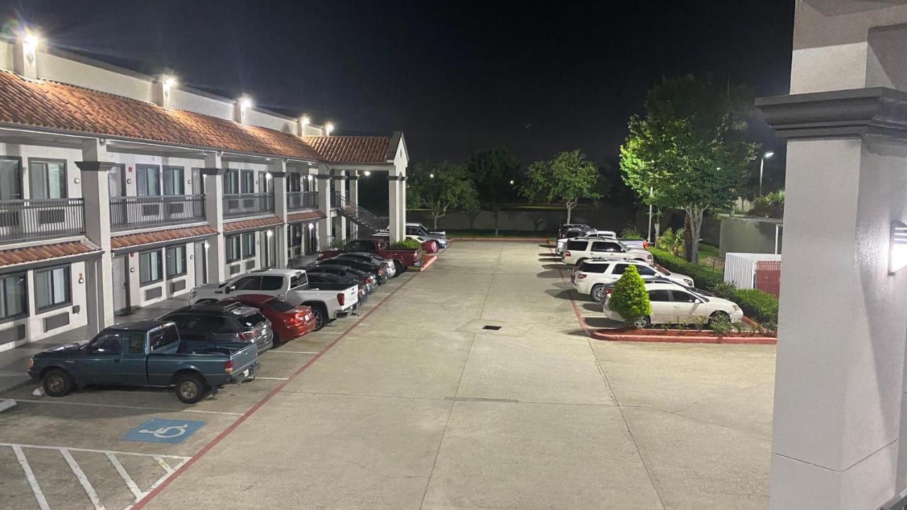 Island Suites Hobby Airport Хьюстон Экстерьер фото